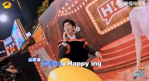 本月最好笑视频被张凌赫拿下了 众多短视频里这段画面格外出彩，张凌赫不断收敛自身笑