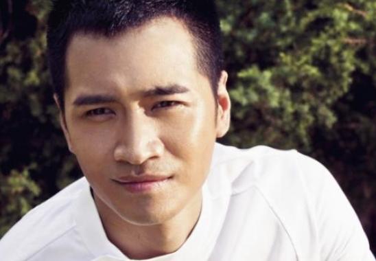 1998年，一个32岁的富婆色迷迷地对21岁的何晟铭说:“跟我去香港，我保证不会
