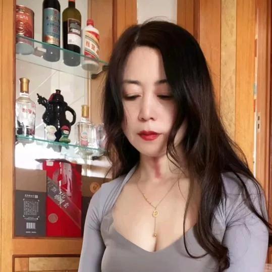 红袖添香醉美人，玉液琼浆润芳菲。红袖红唇 红袖娇羞 红袖添余香 水墨红袖 书香红