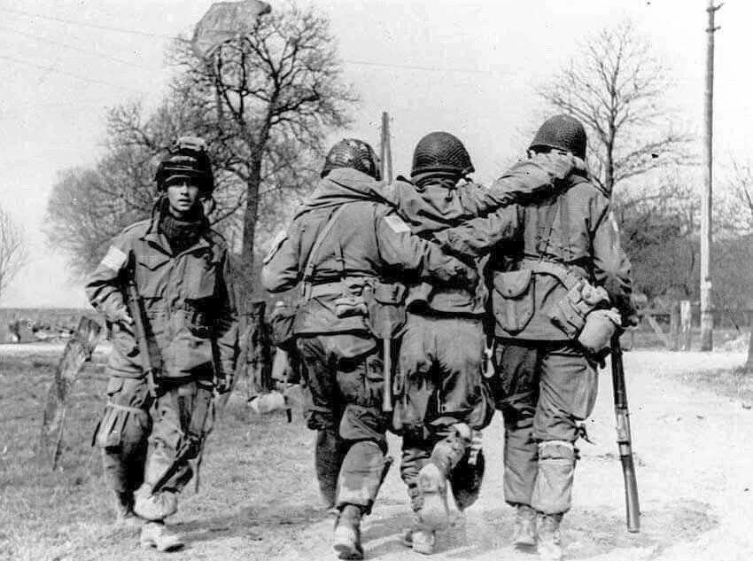 二战末期，攻入德国境内的美军真实历史影像！

看图一还以为是美剧《兄弟连》的剧照