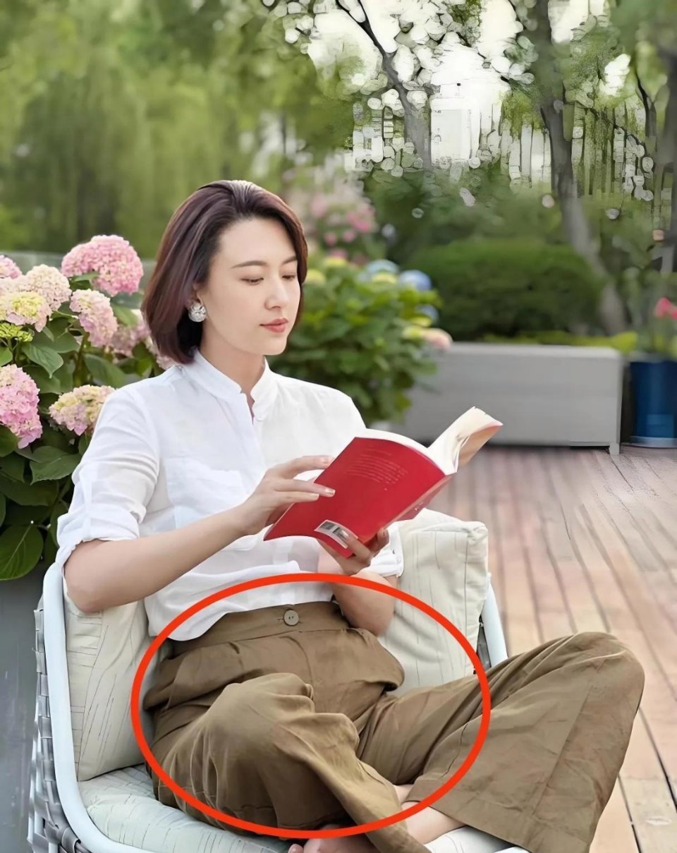 著名主持人人张蕾这小肚子太真实了，连体态像是几个月的孕妇一般，根本不像小肚子上的
