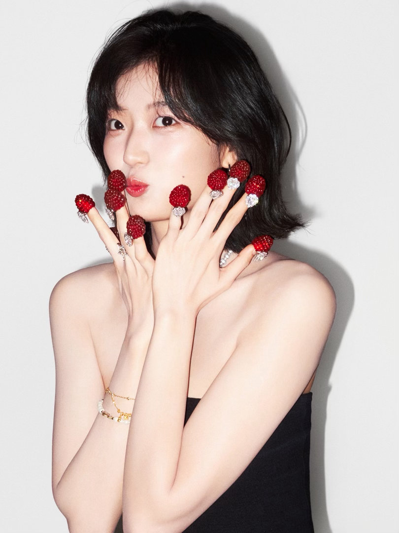 孙千生日拍照模版上新了 两个字！可爱！的生日照俏皮值爆表啦，一起来祝千千生日快乐