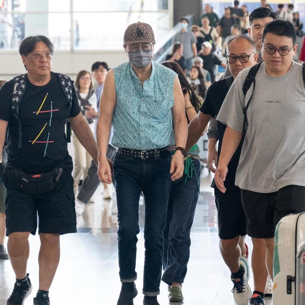 现年77岁的香港歌神许冠杰近日再度启程开展海外演出，近日在社交平台发布现身香港机