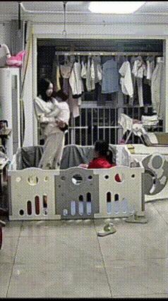 她为啥突然跳一下，孩子摔得不轻啊