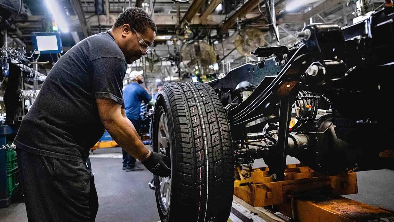 近日，网上有消息称，福特下一代Super Duty皮卡车型将会引入电气化动力总成