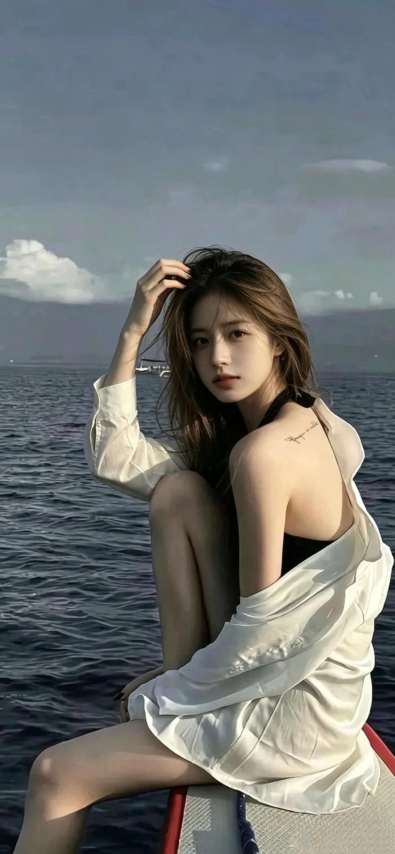 海边随拍｜白衬衫的清冷系少女
灰调海面作衬，白色衬衫慵懒随性，勾勒出松弛感轮廓。