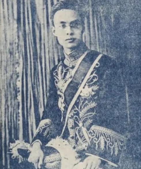 1935年，状元张謇唯一的儿子在上海家中被老仆枪杀，老仆随即自尽，妻子只说了一句