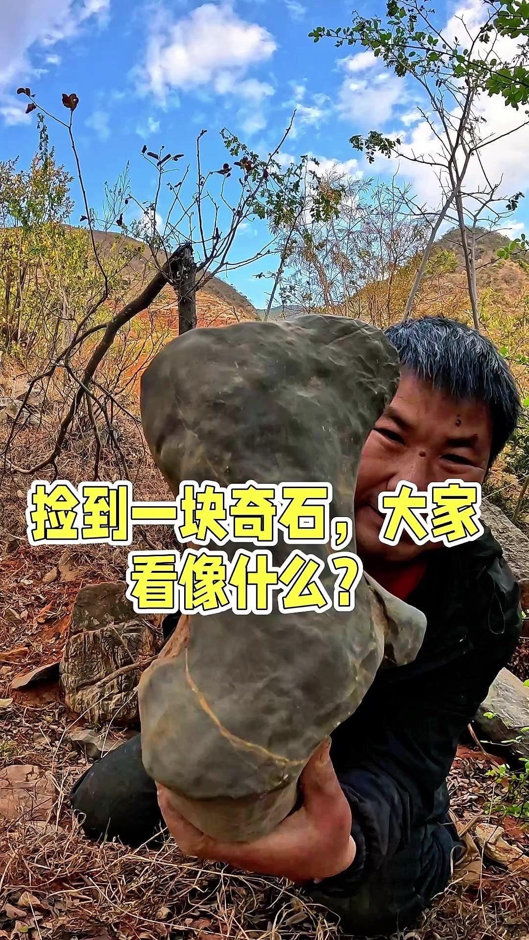 它的造型很特别，一边是落地的平光面，一边是水冲纹理，摆起来当摆件绝对有格调。不过