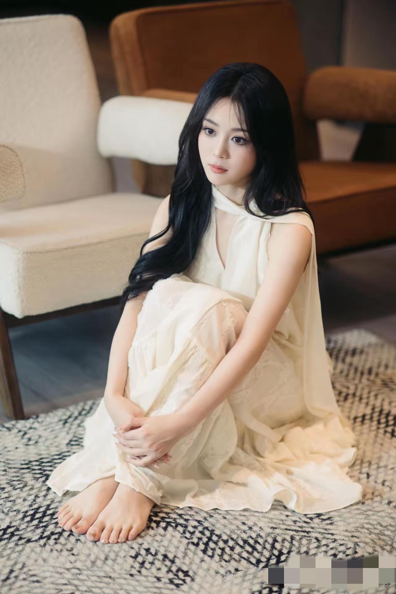 一位文静的姑娘，
好像是个演员，
但名字给忘了……