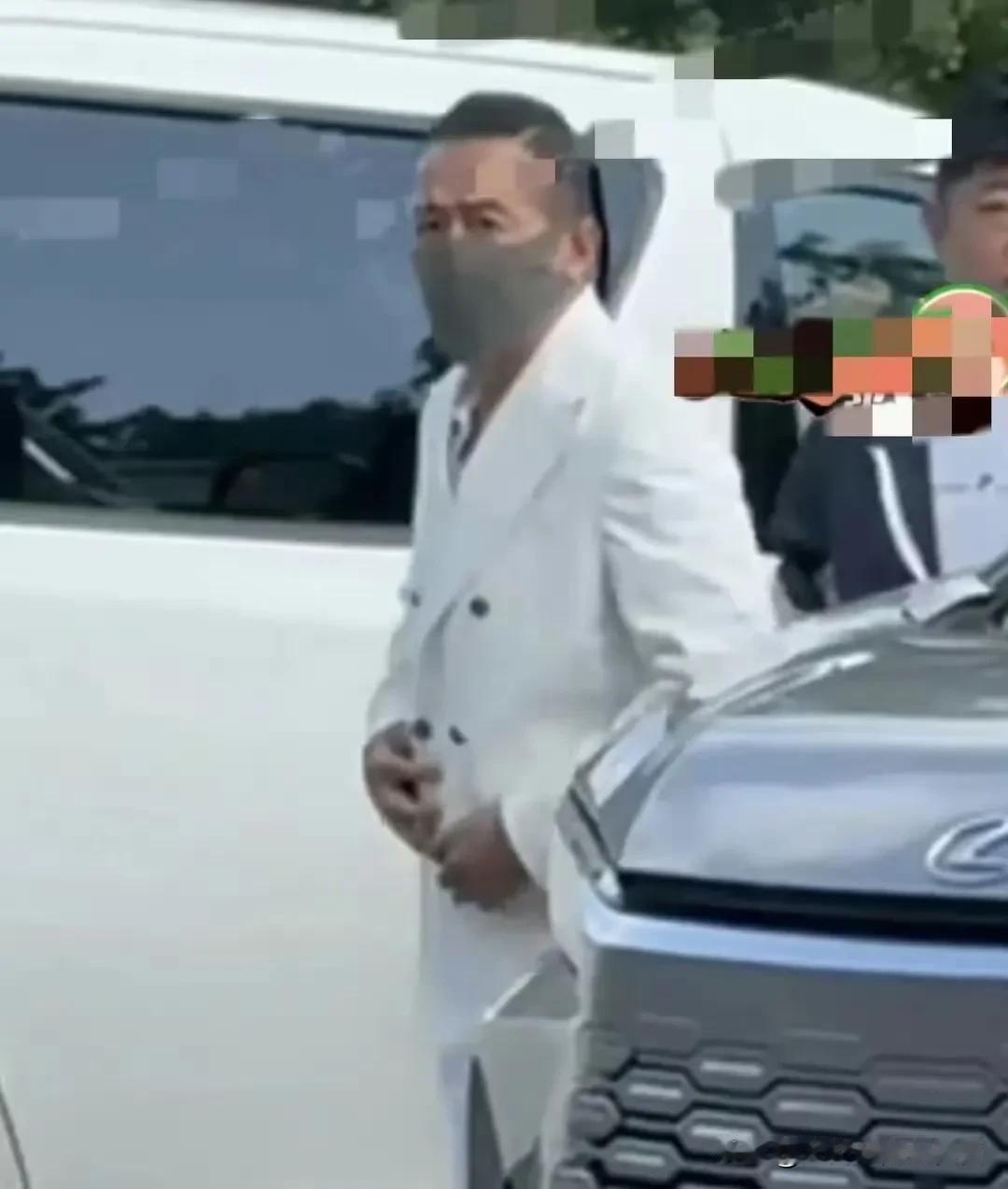 出现在汪小菲婚礼上的这个口罩男是谁？

要么是背景显赫，不能暴露身份的重要大咖，