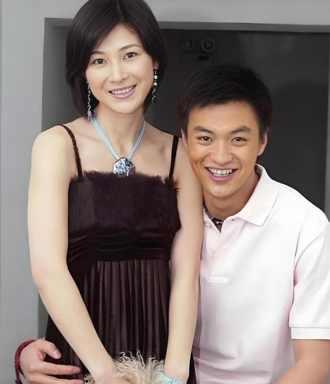 12年前，身家50亿的温州首富周旭辉，背着原配老婆，看上了演李云龙老婆的童蕾，在