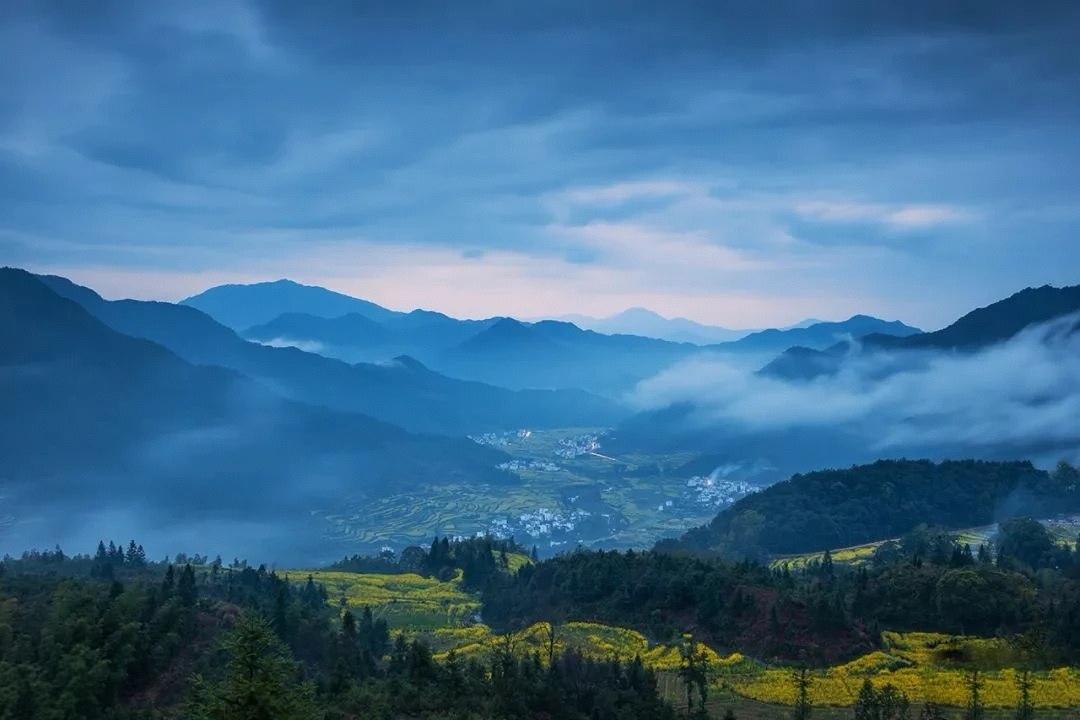 刚刚在看我们的一些研究员在研究中东的问题，说某一个国家退休工人的每天的工资只有 