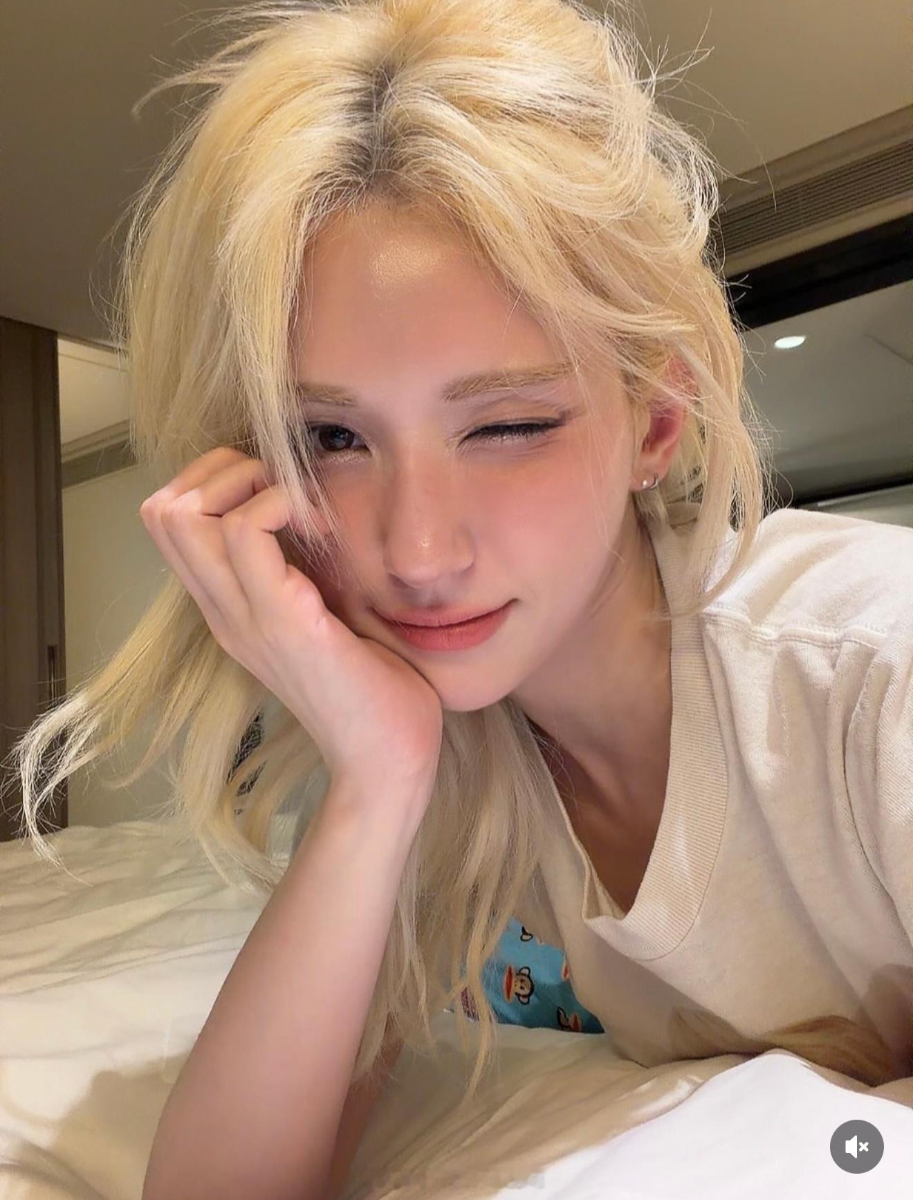 somi somi辣妹的日常白金发色新漂的感觉somi也很喜欢去泰国啊🇹🇭 