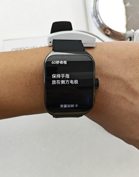 小伙伴们，你们期待的#OPPOWatch4#终于开售了。

2000多块钱的价格