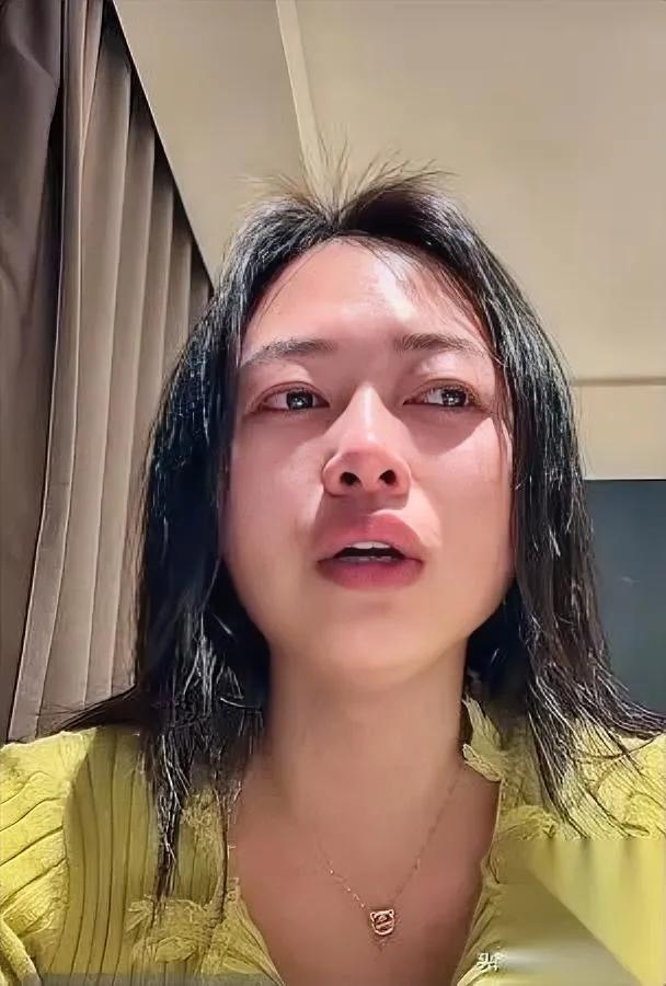 本来想站洗碗机女主

直到她嘴瓢说那句话

她居然说老公月薪八千+提成“很轻松”