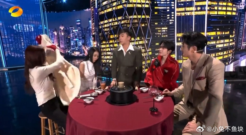 沈梦辰给薛凯琪披外套人美心善沈梦辰！看到同伴冻得难受，第一时间伸出援手，脱下外套