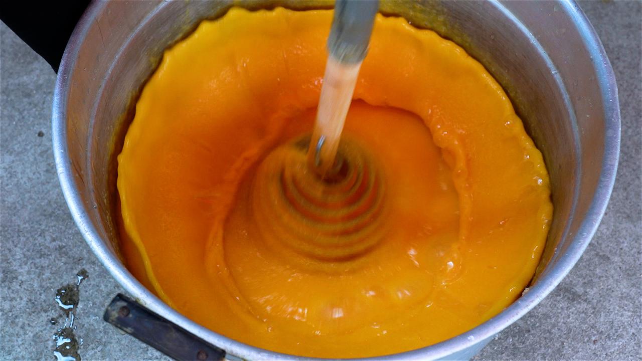 这蛋糕的特别，从原料就开始了。阿姨将鸡蛋与鸭蛋按秘方混合，蛋液金黄浓稠，她坚持不