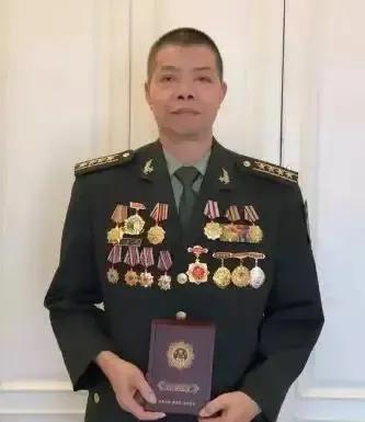 1985年，我军一侦察兵过境侦察。不料，却被敌人认出，只听“砰”地一声，敌人朝他