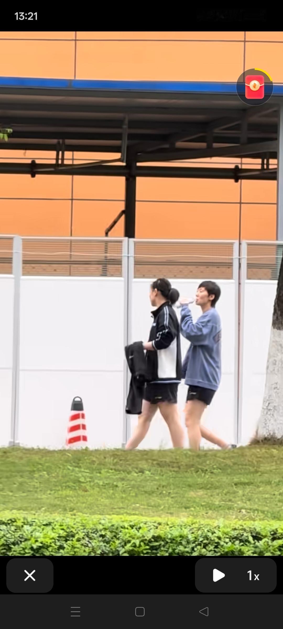 成都封训的王曼昱下班了，和陪练徐弈妹妹一边走一边聊，只见鳗鱼渴的不行了，拿起一瓶