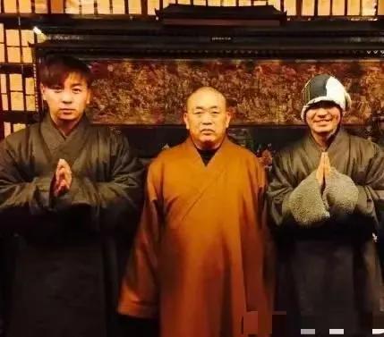 同样是释永信的弟子，为啥王宝强没改成“释宝强”？释小龙是正式弟子，为什么还能谈恋