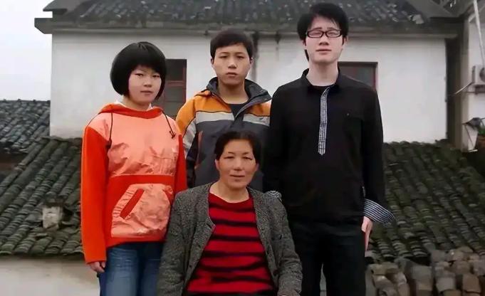 一根扁担19年磨断50根，她含辛茹苦地把俩娃送进名牌大学，被央视点名表扬，却反倒