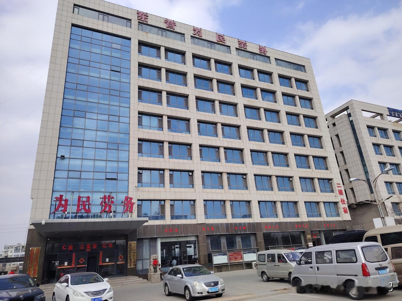 东营八分场为民劳务市场，承载着许多农民工的希望。天还没亮，北二路66号的市场门口