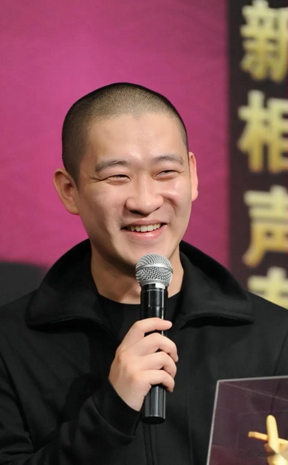 采访中，曹云金毫不避讳的说:很小的时候，父亲就走了，我到北京拜师学艺，吃饭给饭钱