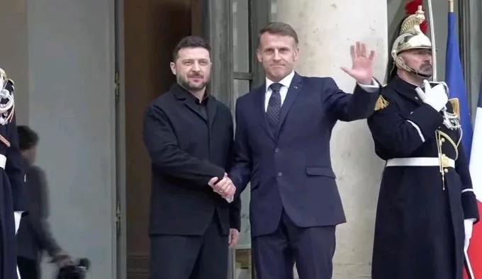 《费加罗报》报道，当地时间1日，法国总统马克龙，在爱丽舍宫和到访的乌克兰总统泽连