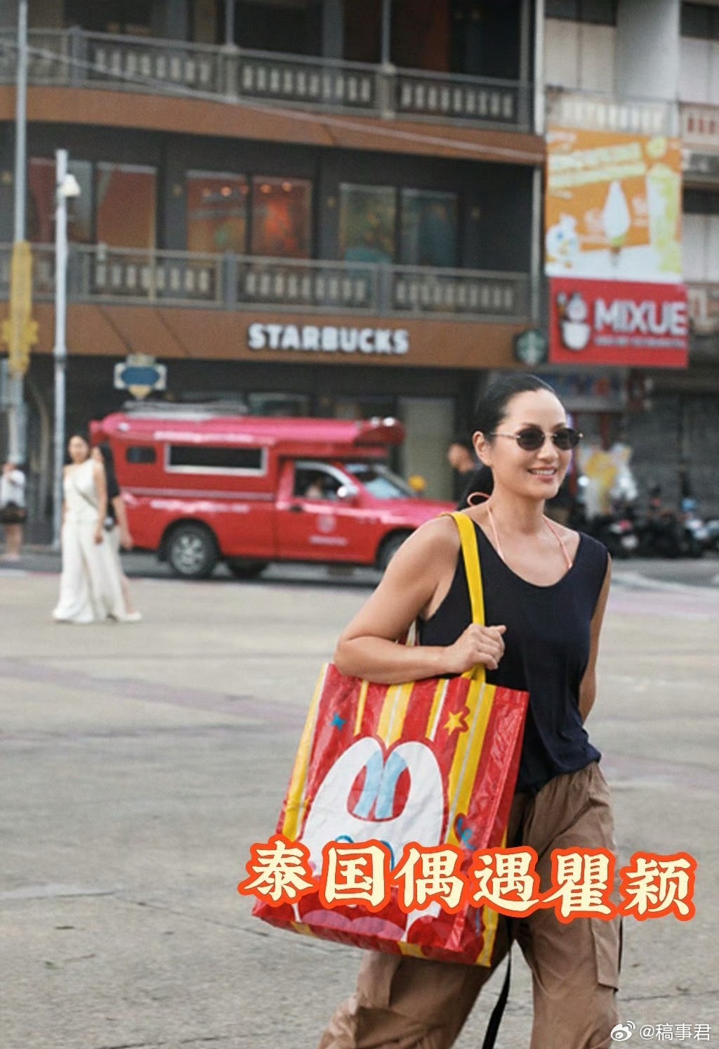 瞿颖拿个袋子就出门了该说不说瞿颖这个状态实在是太好了自洽又自信不愧老辈子艺人来的