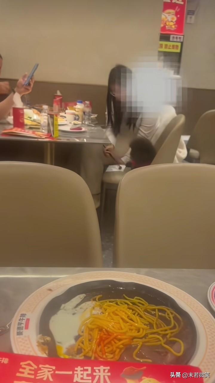 真不明白，为什么那么多人喜欢把狗带到餐厅吃饭，带就带吧，还让狗坐板凳上，拿筷子给