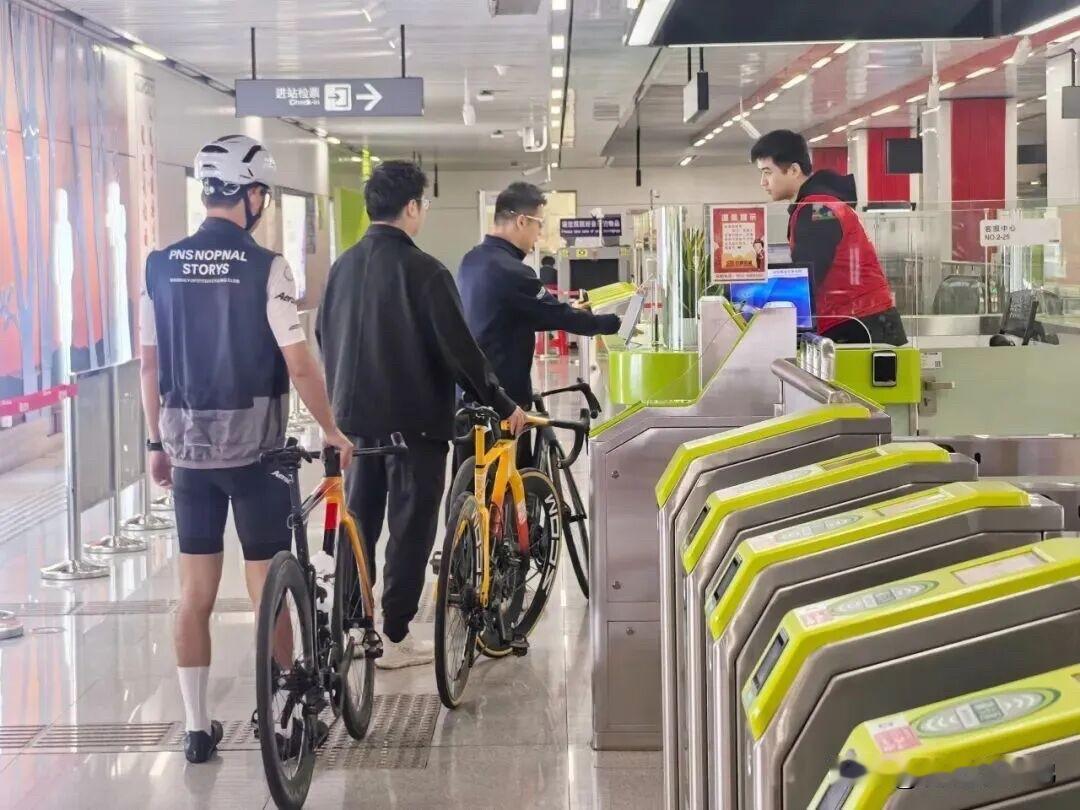 一查才知道，合肥地铁5号线早就试点能带自行车了，只限定周末和法定节假日。
想起上