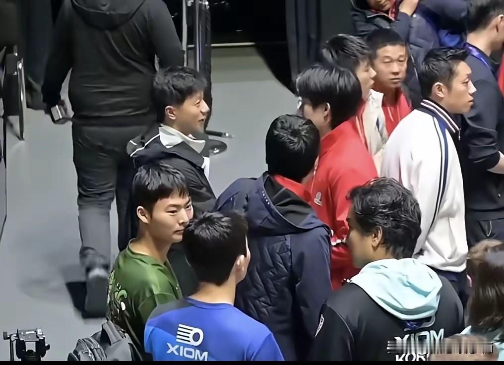 这次伦敦乒乓球赛，男队开始打得理想，这个时候，作为退役老队员，新系乒乓球。马龙，