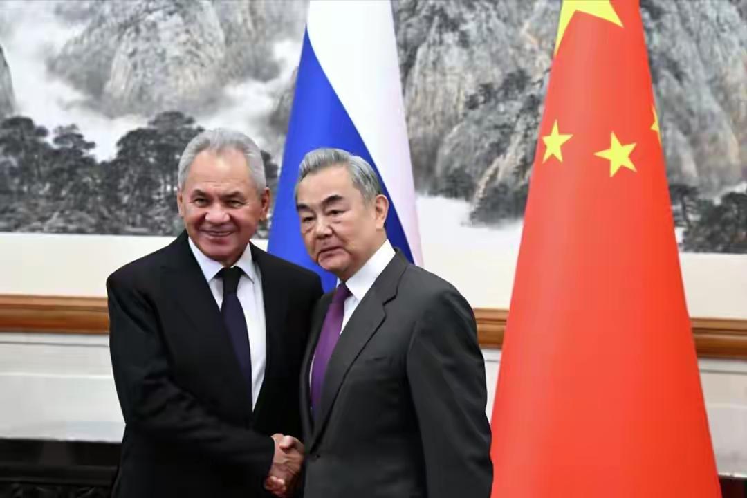 特朗普劝中国“识时务”，外交部一句话怼回，普京也对中国做保证
特朗普喊话中国“识