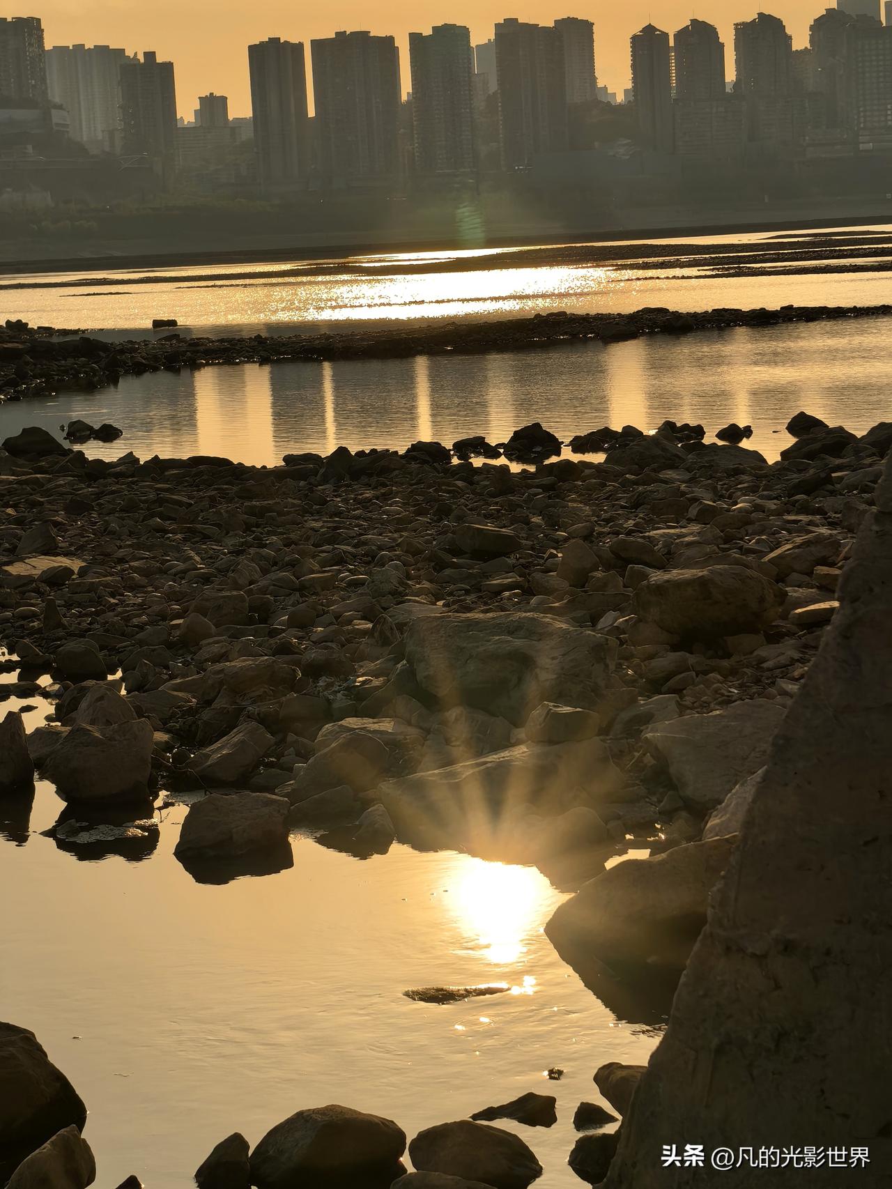 家人们谁懂啊！昨天去了大鱼海棠公园，正好赶上长江枯水季和落日夕阳，那景色美到我直