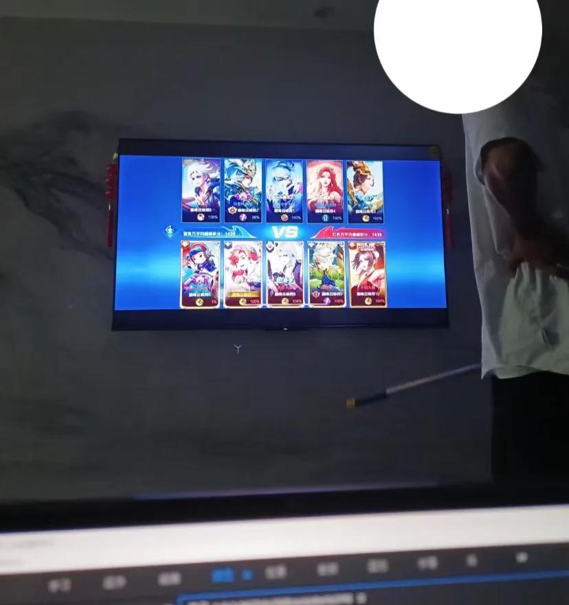 我弟说让我投屏指挥我打巅峰赛
笑死了第三视角是我弟朋友拍的，起因是我说需要一个人