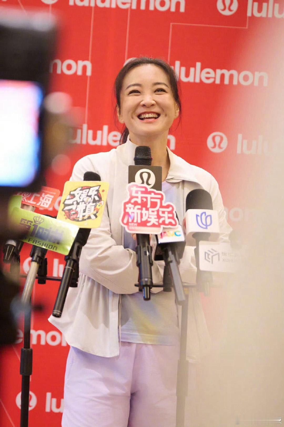 贾玲线下活动生图贾玲线下生图状态太能打了～ 马尾辫超显年轻，运动装穿得随性又好看