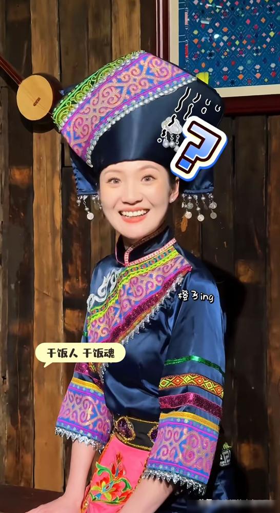 董宇辉小伙伴在外场
​
[呲牙]
​
成林手上的戒指抢镜！汉森和慧丽甘蔗啃的最正