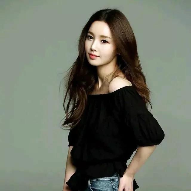 优雅黑衣少女，散发迷人气质黑裙感美女 黑衣少女自拍 黑裙丽人写真 黑长裙美女 黑