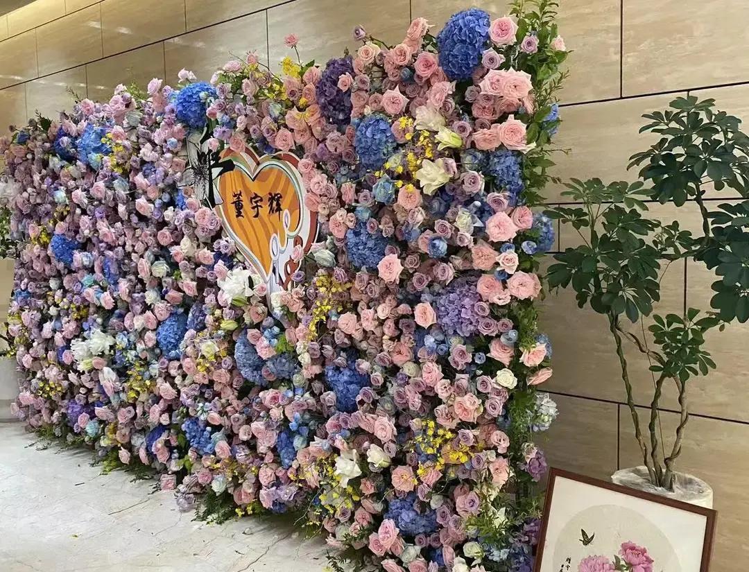 别的网红火了，楼下是粉丝围住要签名。董宇辉火了，楼下是粉丝送的花海，车都开不出去