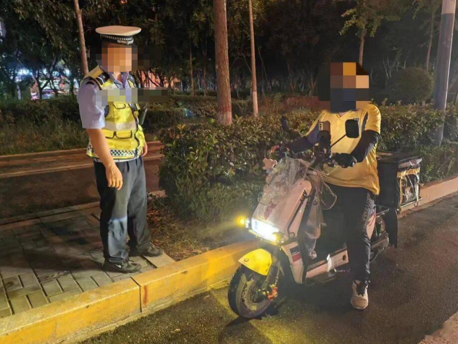 确实啊，简直就是马路公害了，不仅对汽车有影响，对同样的非机动车、对行人也有影响，