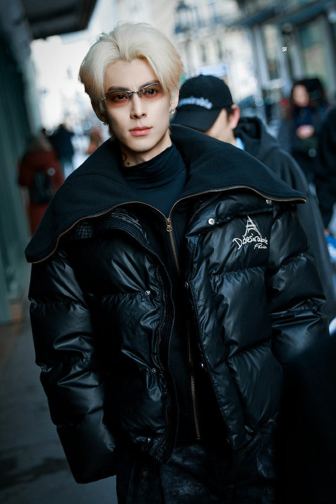 王鹤棣巴黎街头出神图王鹤棣白金渐变发色allblack造型 王鹤棣巴黎街头出神图
