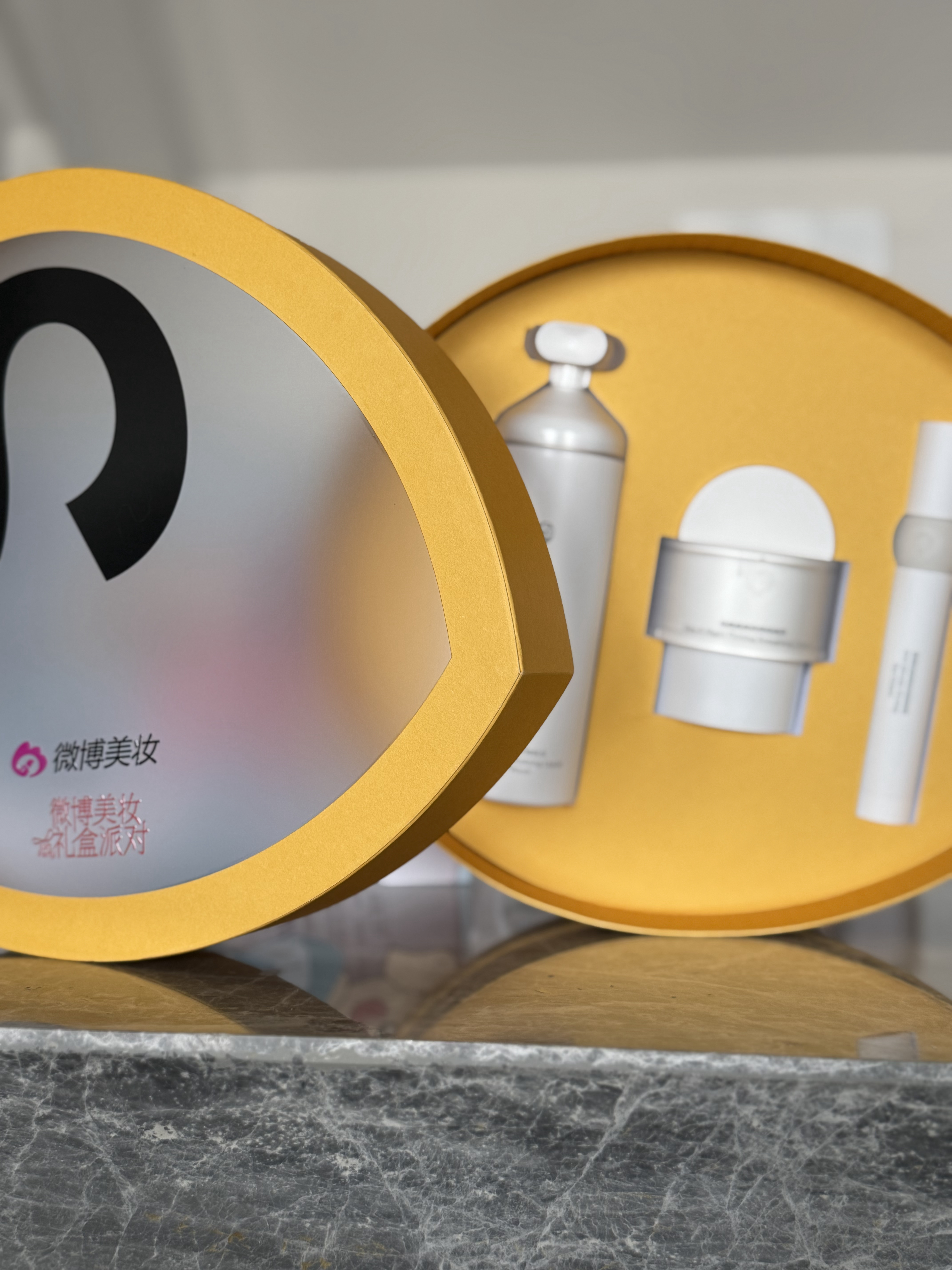 收到了微博美妆和循理的礼盒，真的太喜欢了！！！好有新意 感觉产品的实用性和创意又