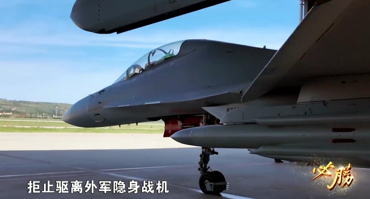 歼-16近距离同时锁定2架F-35，四代机正面硬刚某国五代机，从此该型五代机再也