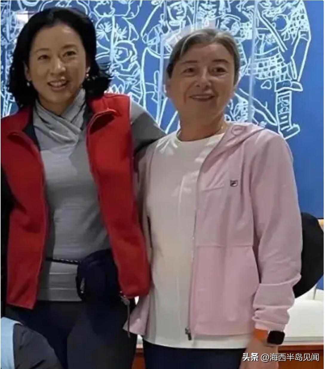 两位亲家同框看着特别亲切，左边是郭晶晶的婆婆朱玲玲，气质利落又时尚，右边是晶晶妈