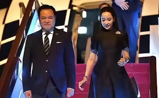 阿努廷两段前婚均好聚好散。如今与小20岁的华裔咖啡店主情投意合，此次夫人首度随行