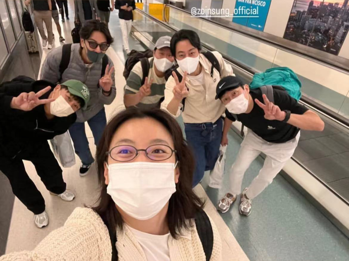 什么叫偏心，偏心就是，韩孝周戴着李美贤同款眼镜和一大堆人一起坐了十几个小时飞机飞