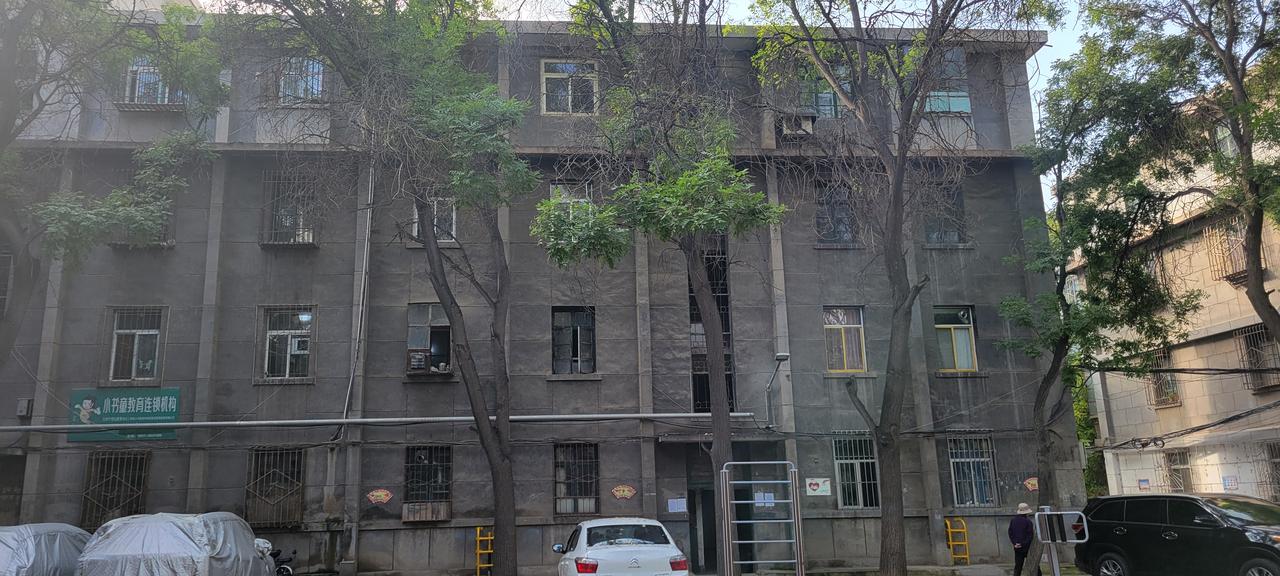 今天又去了一趟这个儿时曾经住过的地方，那里有着我满满的童趣。这栋楼是兰州城关区的