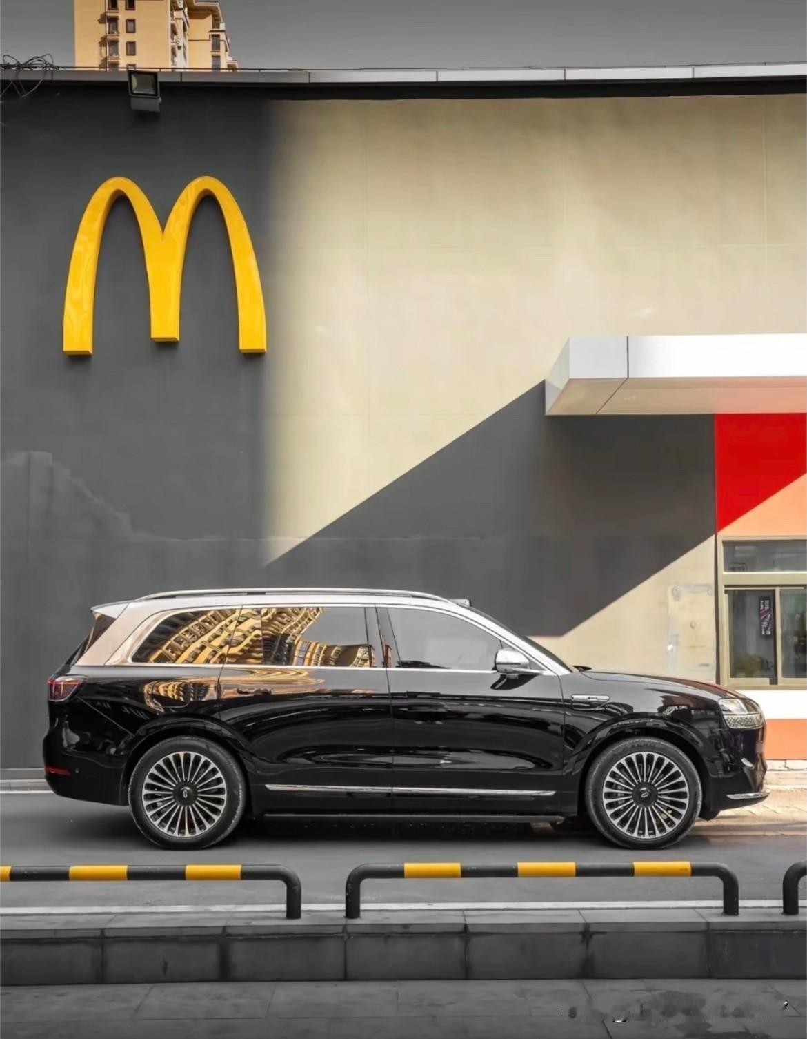 在车水马龙的街头，问界M9总是能轻而易举地抓住人们的眼球。它不只是一辆汽车，更是