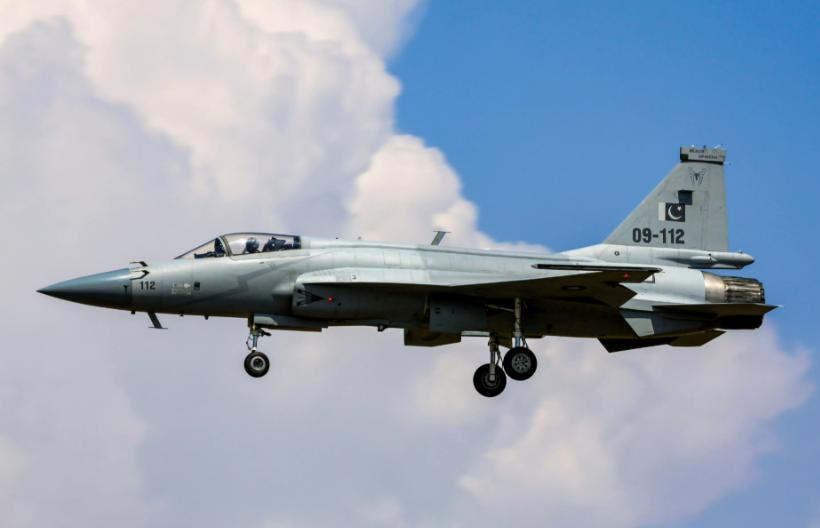 巴基斯坦彻底炸锅，他们居然把“枭龙”战斗机的生产线全拍了出来，这简直是把自家的“