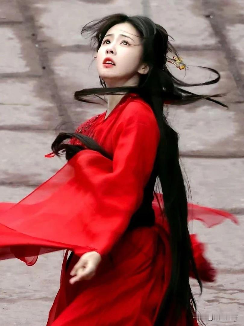 连头发丝都在演戏！
白鹿新古装剧《白月梵星》这路透，氛围感也太拉满了吧？
特别是